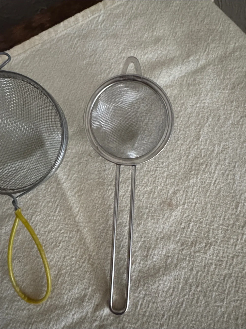 Set of 2 Mesh Strainers with Long Handles - Silver and Yellow